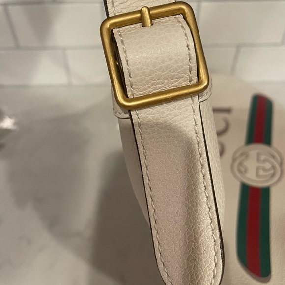 Beautiful Gucci half moon leather hobo bag. Like new! Perfect condition - Picture 6 of 9